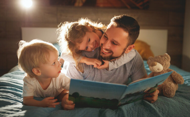 pai-lendo-livros-com-os-filhos