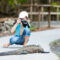 criança-fotografando-iguana-marinha-em-Galapagos
