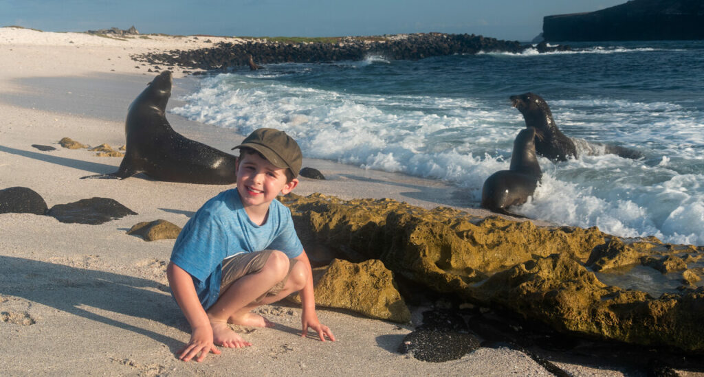 crianca-entre-lobos-marinhos-Galapagos