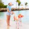 adolescente-em-praia-em-Aruba-com-flamingos