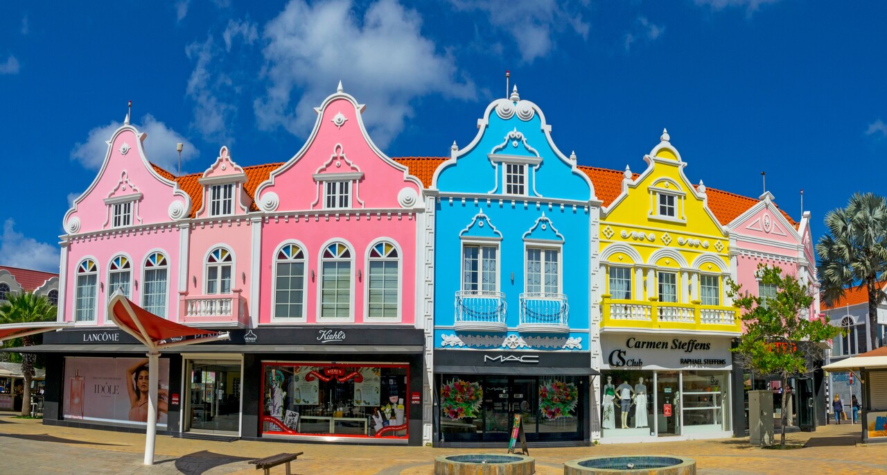 Oranjestade_capital_Aruba-com-predios-coloniais-holandeses