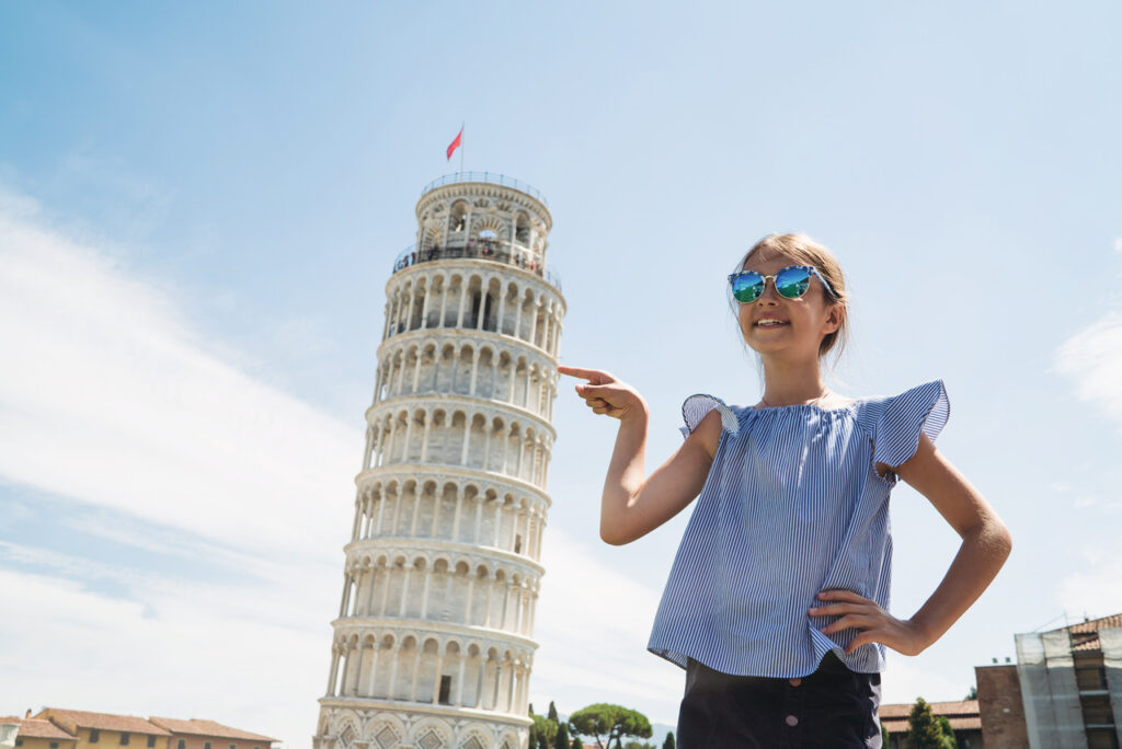 Torre-de-Pisa-com-criancas