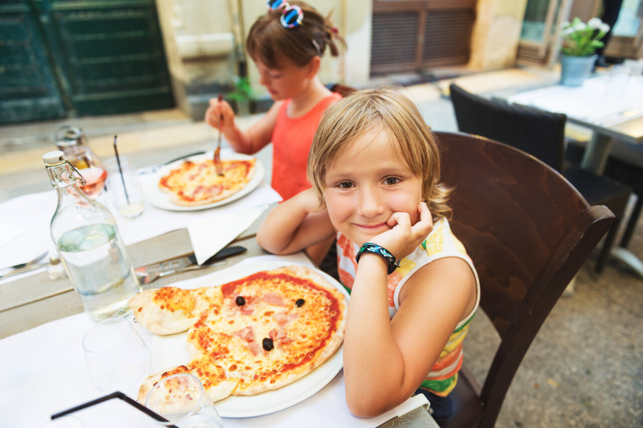 crianca-comendo-pizza-na-Italia