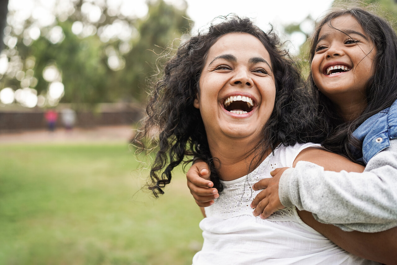 mãe-e-filha-sorrindo