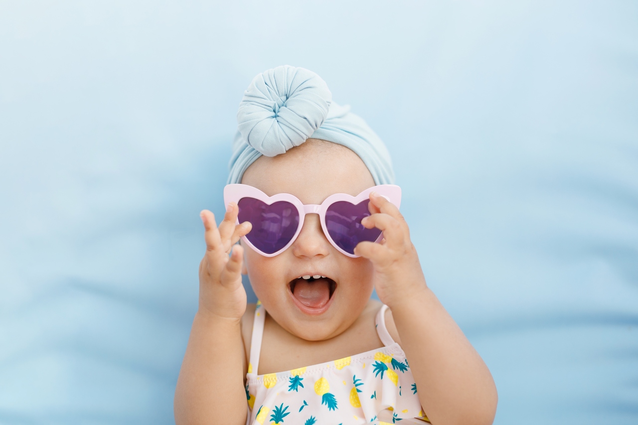 bebe-sorrindo-com-oculos-escuros