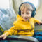 criança-usando-fones-de-ouvido-avião