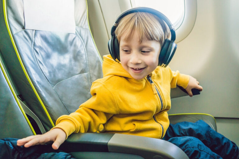 criança-usando-fones-de-ouvido-avião
