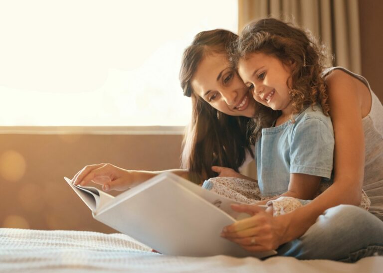 Mãe e filha lendo